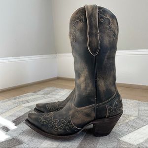 Size 8.5 Cavender’s leather cowgirl cowboy boots in vintage finish